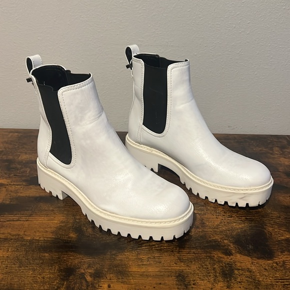 Kenneth Cole Women Leather White Salt Lug Sole Chelsea Boots - Women’s 6 - Picture 3 of 7